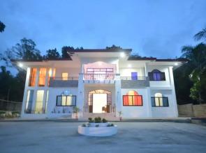 White Summerville Tourist Inn