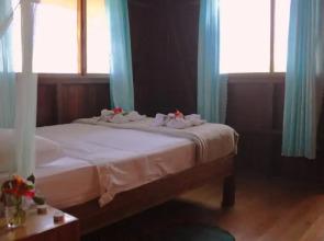 Double Room With Bathroom and Partial View to the Beach