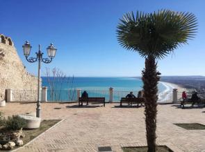 Casa cielo-terra tra mare e montagna