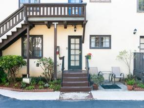 Charming Studio - 1 Block to Gorgeous East Beach! Hotel Room