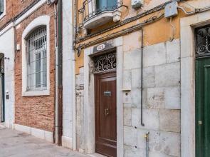 Red House close to Accademia Bridge