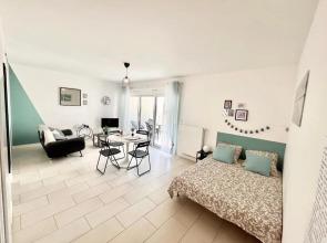 Jacuzzi / Parking Privé / Terrasse / Au pied du tram