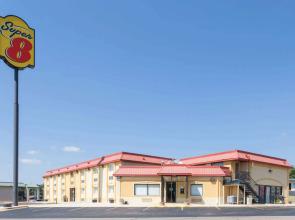 Super 8 by Wyndham Clinton