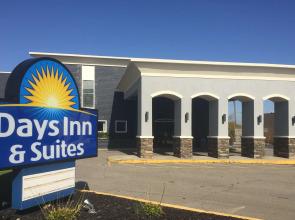 Days Inn & Suites by Wyndham Cincinnati North