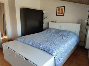 Agréable maison de ville climatisée avec billard, babyfoot, PS4, terrasse privée