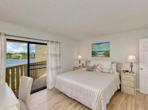 Luxury Waterfront Views/Pool/1400sf/2 min to Beach