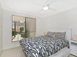 Dolphins 2 7 Commodore Crescent