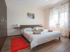 Villa With Large Garden and Pool, Ideal for 8 People, Only 10 Minutes Pula