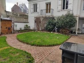 appartement individuelle refais a neuf,ds maison de maître,6 couchages dont un lit kingsize,cuisine avec lave vaisselle,rue privative pour se garer, accessibilité au jardin