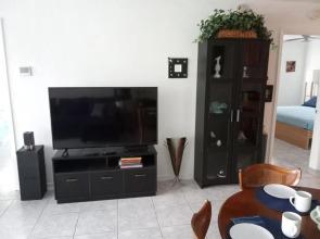 Private designer 8 room art getaway 2 Br-2Ba Full Kitchen Barbecue Patio 2min to beach