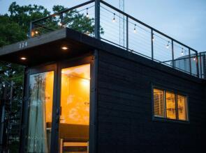 The Honeycomb-Tiny Container Home 12 Min. to Magnolia/Baylor