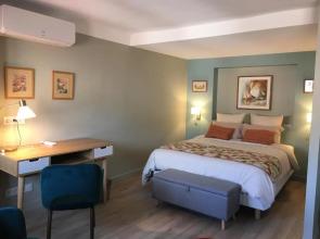 Au cœur du vieux Toulon au calme appartement rénové climatisé confortable étage élevé avec ascenseur proche parking et toutes commodités