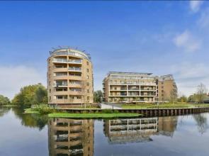 Stylish 2 Bedroom Apartment With Views of the River Lea