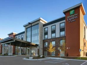 Holiday Inn Express & Suites Milwaukee - Brookfield by IHG