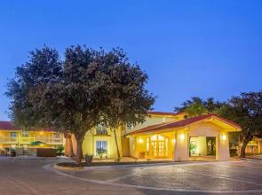 Super 8 by Wyndham Eagle Pass