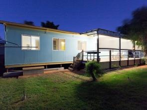 Getaway Villas Unit 3 - 3 Bedroom Self-Contained Villa with a Deck