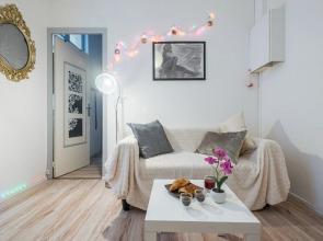 Charming Apartment On The Pedestrian Street Of The