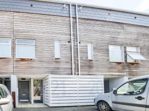 Coventry Luxury Townhouse City Centre Private Parking Sleeps 9 by EMPOWER HOMES rates incl VAT