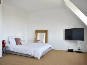 1 Bedroom Apartment Near Champs Elysee