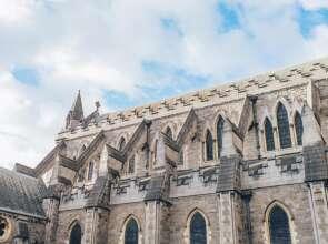 2 Bedroom Apartment Near the Aviva