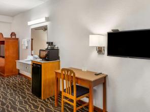 Econo Lodge Inn & Suites Albany North