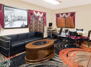 Super 8 by Wyndham Paris IL