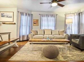 Beautiful Compact 2 Bdrm Unit Near Asian District