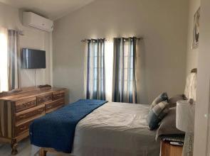 Sleeps 4 With Free Parking, 15-min to Beach