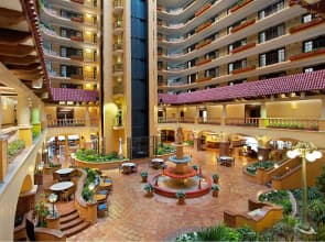 Embassy Suites Kansas City Plaza